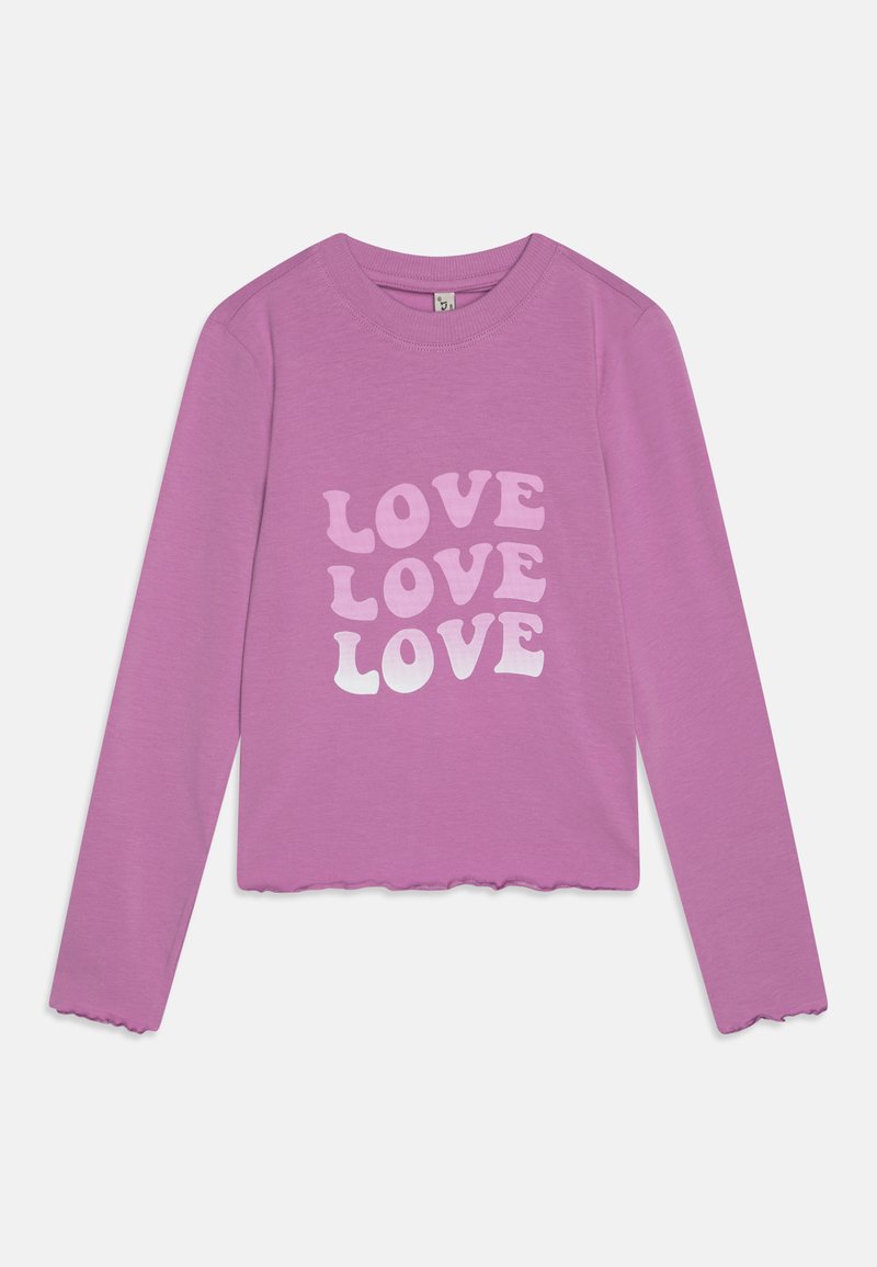 Camisa de manga larga púrpura con dobladillo en forma de scallop que presenta el texto "AMOR" en diferentes tamaños y tonos de blanco. Fabricada en suave tejido de algodón.