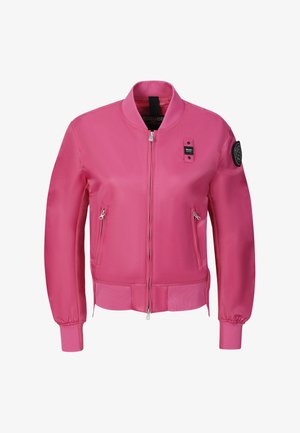 Rosa Bomberjacke mit Frontreißverschluss, zwei Reißverschlusstaschen, gerippten Bündchen und Saum sowie schwarzem Aufnäher am oberen linken Ärmel.