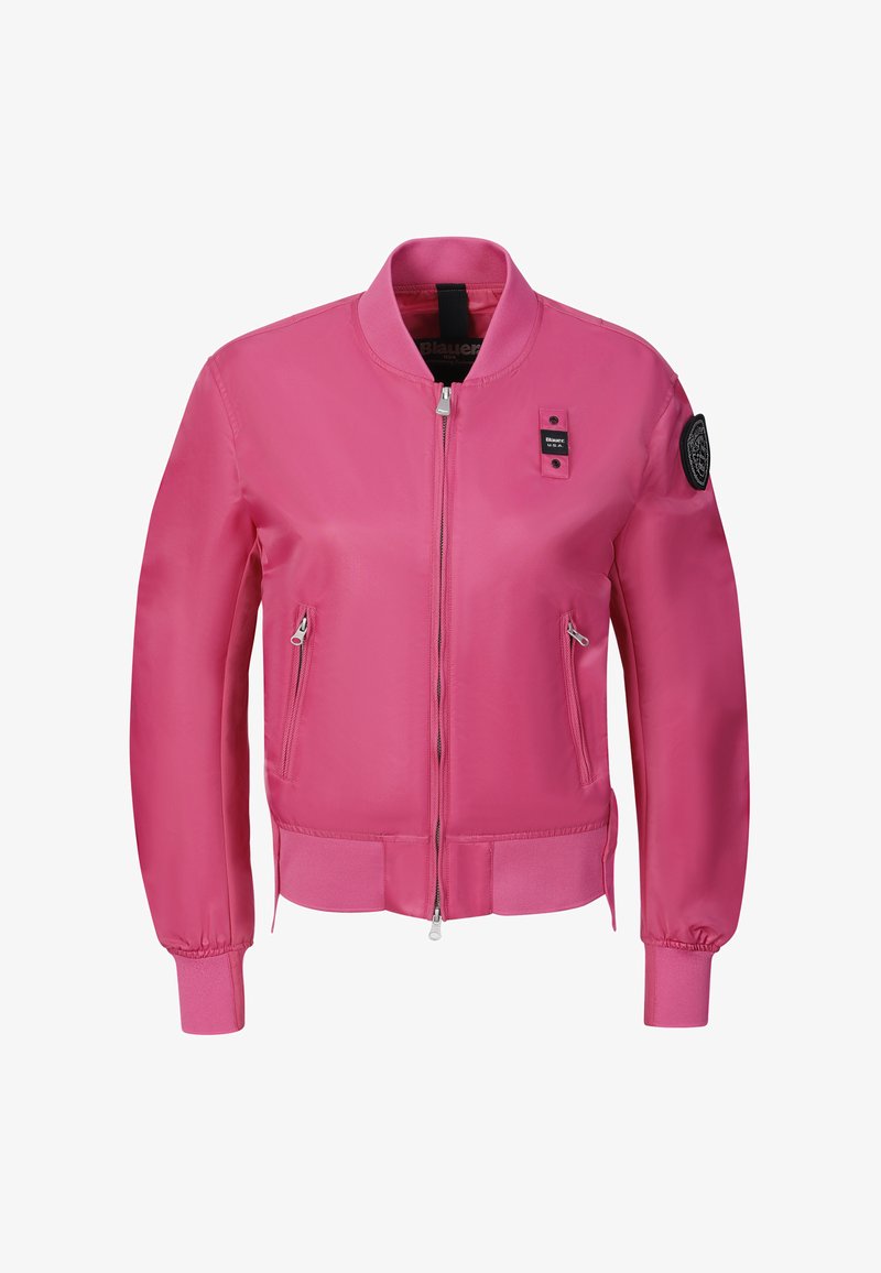 Rosa Bomberjacke mit Frontreißverschluss, zwei Reißverschlusstaschen, gerippten Bündchen und Saum sowie schwarzem Aufnäher am oberen linken Ärmel.