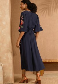 Love & Roses Kasdienė suknelė - navy floral