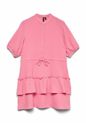 Lyserød kjole med korte ærmer, krave, knaplukning foran, snøreliv og lagdelte flæser i kanten. Fremstillet af tekstureret stof.
