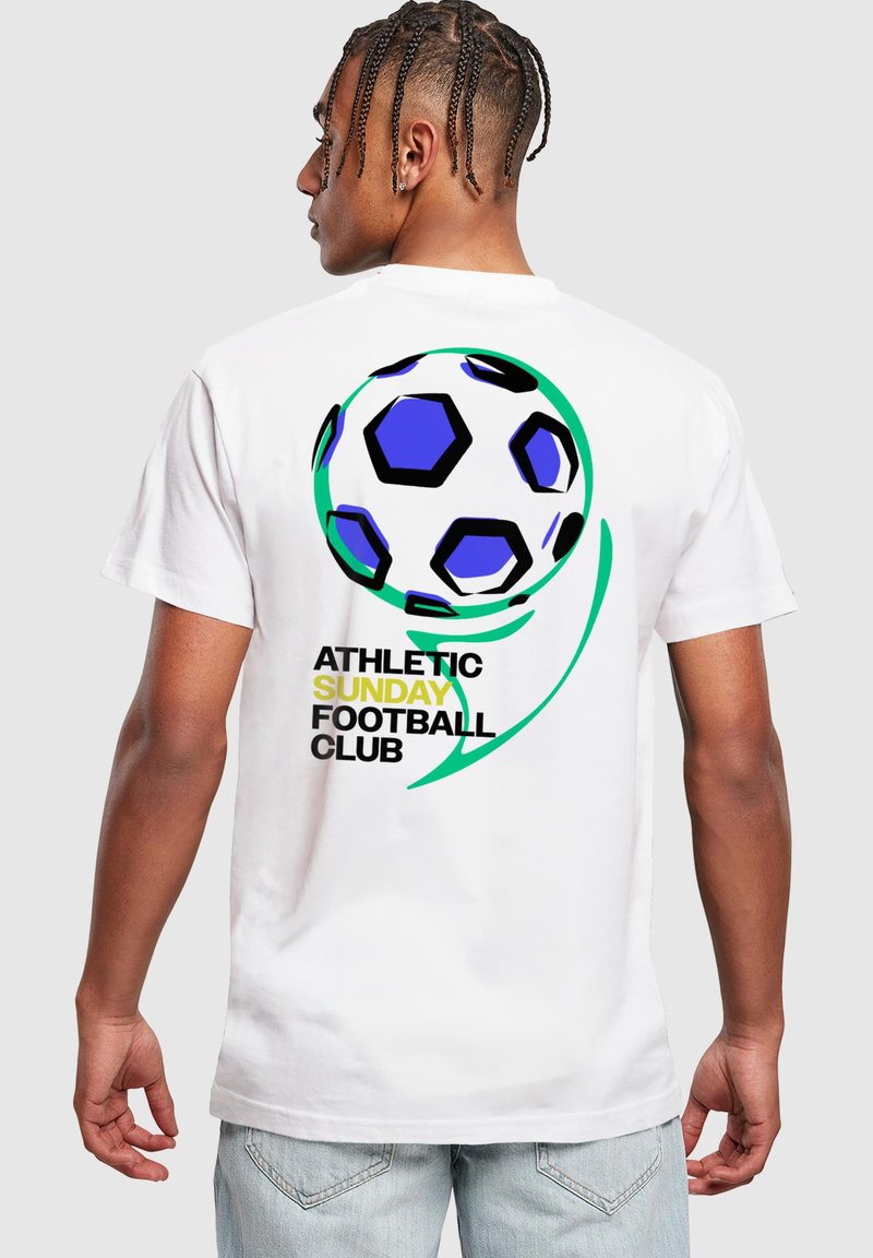 Bílý bavlněný tričko s grafikou fotbalového míče v modré a černé barvě, textem "ATHLETIC SUNDAY FOOTBALL CLUB" a zakřivenými zelenými akcenty.