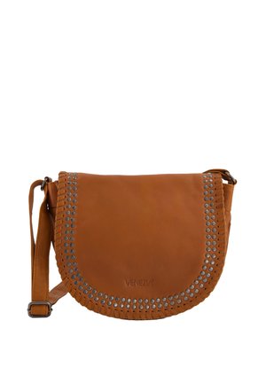 Sac bandoulière en cuir brun avec un rabat incurvé, orné de clous argentés et de détails en bord tressé. Sangle réglable pour une longueur personnalisée.