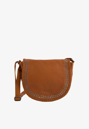 Brun læder crossover taske med en buet klap, der har sølvnitter og flettet kantdetalje. Justerbar rem til tilpasset længde.