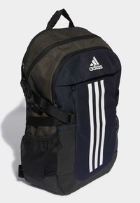 Zaino nero e blu con tre strisce bianche, maniglia superiore, tasche laterali in rete e spallacci regolabili. Realizzato in tessuto resistente.