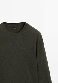 Maglione girocollo verde scuro realizzato in morbido tessuto a maglia. Presenta un design semplice con bordi a costina e un'etichetta all'interno.