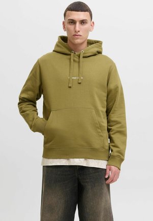 Olive roheline kapuutsiga sweater pehmest kangast, millel on ees tasku, nööriga kapuuts ja väike valge logo rinnal. Mugav lõike disain.