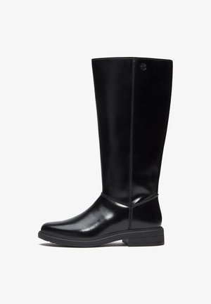 Botte haute en cuir noir avec un petit talon et un bout rond, présentant des coutures visibles et un petit logo embossé près du haut.