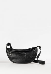 Borsa a tracolla in pelle nera con design curvo, dotata di tasca anteriore con zip, tracolla regolabile e superficie liscia.
