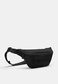 Tote negru dintr-un material durabil, cu un compartiment cu fermoar, curea ajustabilă și un detaliu subtil al logo-ului pe față.