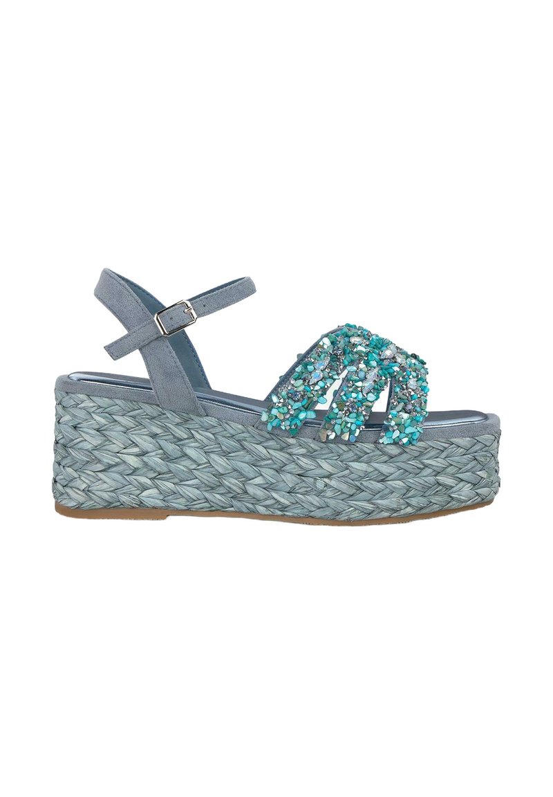 Sandali platform in suede blu con una zeppa in juta intrecciata, dotati di un design di cinturini decorativi con perline in turchese e accenti metallici.