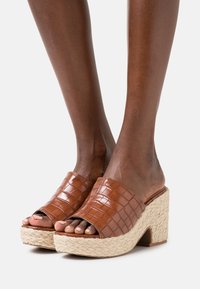Anna Field Wide Fit WIDE FIT - Mules de salto - cognac