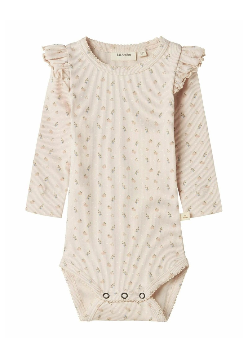 Svijetloružičasti rebrasti bodi za bebe sa cvjetnim uzorkom, detaljima ruffles na ramenima, dugim rukavima, kopčanjem na dnu i šivenim akcentima.
