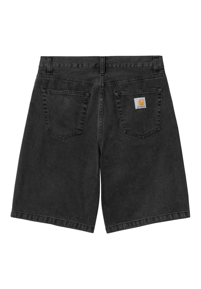 Sorte denimshorts med to baglommer, hvoraf den ene har en lille Carhartt-logo lap, vist fladt på en hvid baggrund.