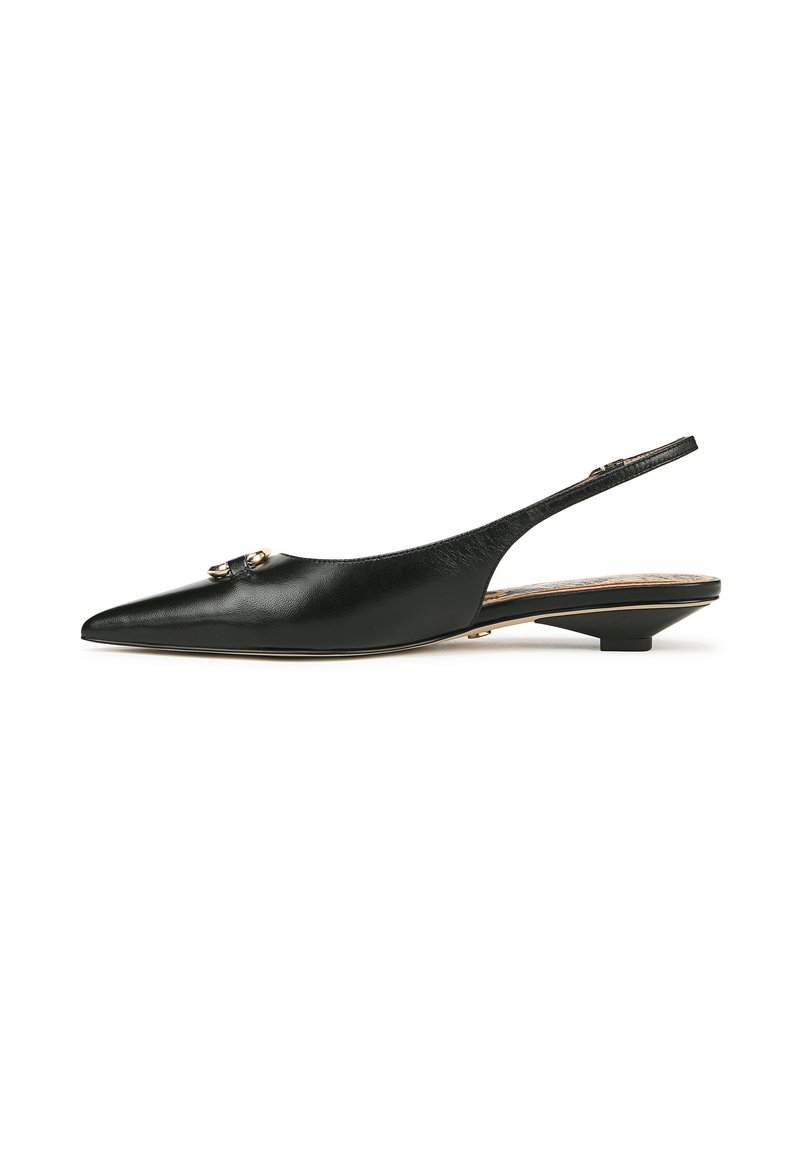 Chaussures slingback noires en cuir avec un bout pointu et un petit talon carré. Présentent des accents dorés à l'avant et une finition texturée.
