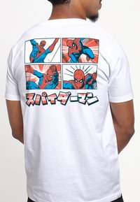 Bílá bavlněná tričko s čtyřmi komiksovými ilustracemi Spider-Mana v červené a modré barvě, s japonským textem na spodní straně.