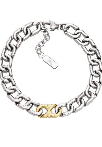 Hopeanvärinen metalliketjurannekoru, jossa on toisiinsa kytkeytyvät lenkit, kultaiseen sävyyn viimeistelty lukko, jossa on merkintä "X", ja pieni metallinen nimilaatta.