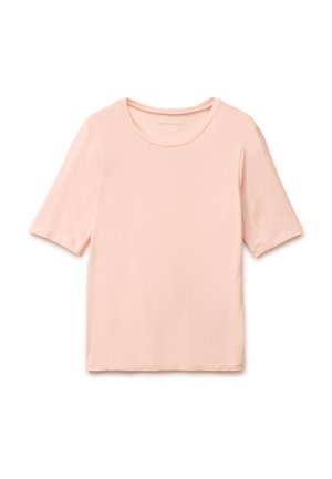 Lichtroze T-shirt met korte mouwen en ronde hals, plat gelegd op een witte achtergrond, voorkant en stoftextuur zichtbaar.