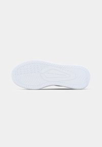 Hvid sneakersål med tekstureret gummi for greb, en afrundet silhuet og præget branding i medfoden.