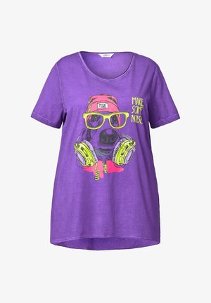 Lilla bomuldstrøje med et grafik af en hund, der bærer overdimensionerede gule hovedtelefoner og grønne briller med teksten "LAV NOGET LARM."