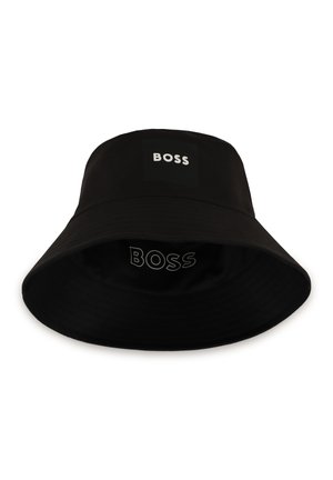 Schwarzer Anglerhut aus glattem Stoff mit einem quadratischen Aufnäher mit dem "BOSS"-Logo in Weiß auf der Vorderseite und einem aufgedruckten Logo an der Innenseite.
