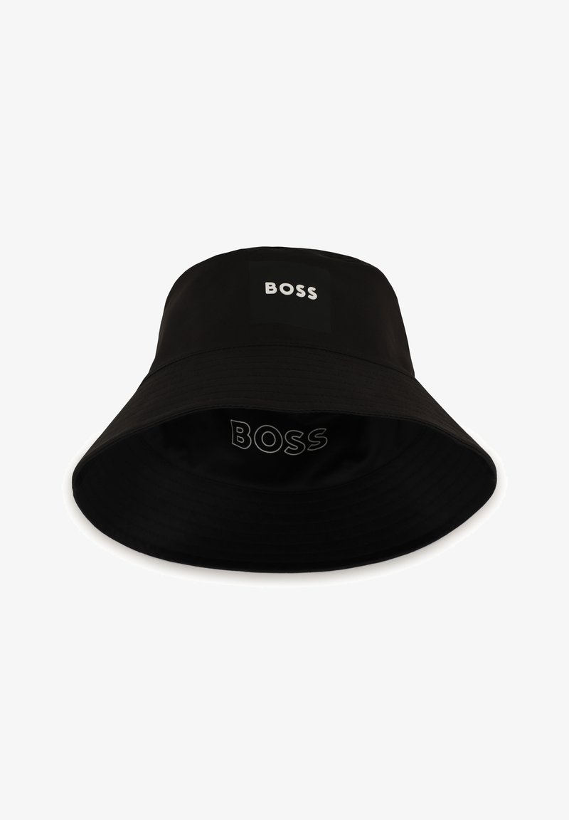 Chapeau seau noir en tissu lisse, avec une écusson carré portant le logo "BOSS" en blanc à l'avant et un logo imprimé à l'intérieur.