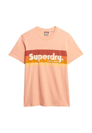 Koszulka z krótkim rękawem w jasnym brzoskwiniowym kolorze z bawełny, z poziomym wzorem w paski w kolorach czerwonym, pomarańczowym i żółtym oraz napisem "Superdry".