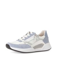 Sneakers met een wit en lichtblauw kleurenschema, vervaardigd uit een mix van mesh en suède materialen, met veters en een zijritsdetail.