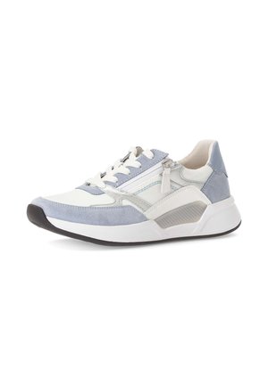 Sneakers met een wit en lichtblauw kleurenschema, vervaardigd uit een mix van mesh en suède materialen, met veters en een zijritsdetail.