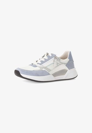 Sneakers met een wit en lichtblauw kleurenschema, vervaardigd uit een mix van mesh en suède materialen, met veters en een zijritsdetail.