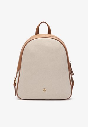 Zaino in pelle color cuoio e tessuto beige a trama, con parte superiore arrotondata, due cerniere laterali, maniglia superiore e un emblema dorato sulla parte frontale inferiore.