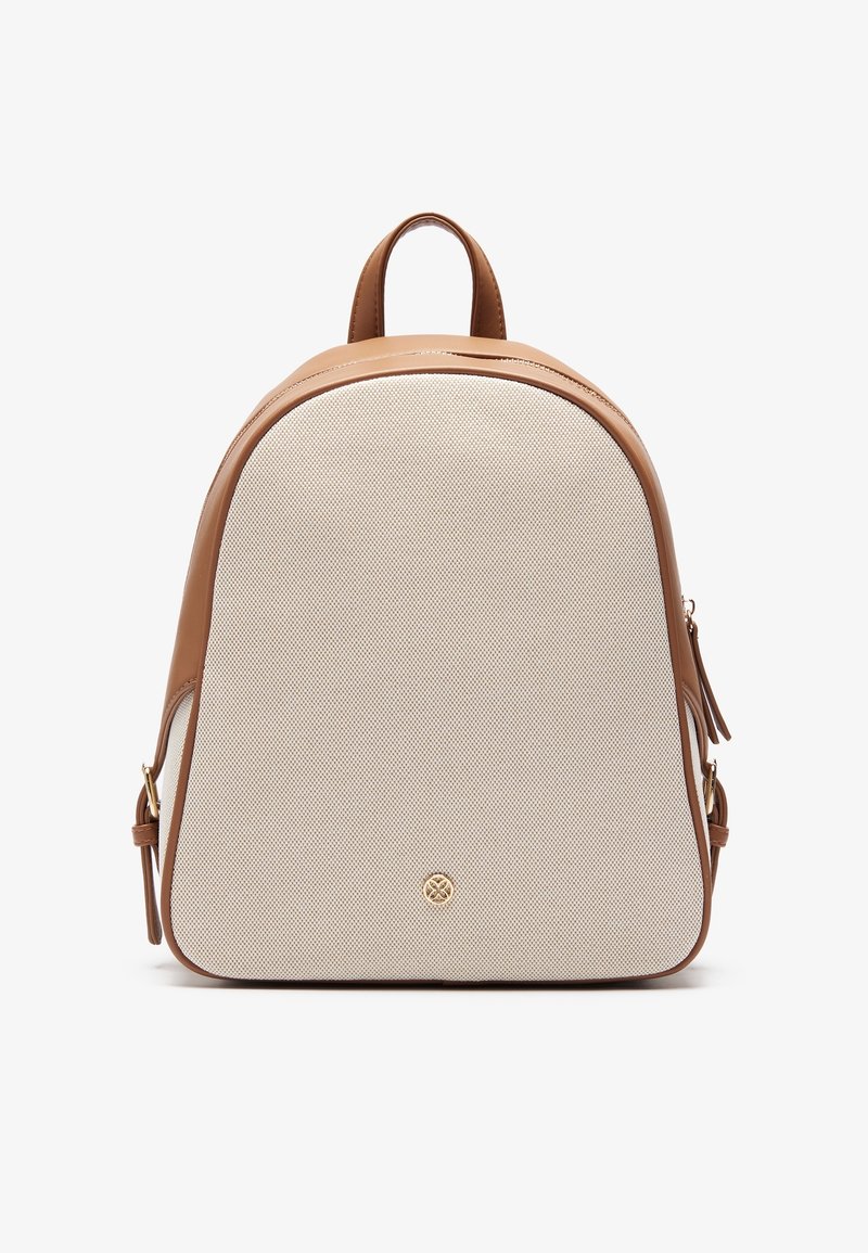 Mochila de cuero marrón y tejido beige texturizado, con parte superior redondeada, dos cremalleras laterales, asa superior y un emblema dorado en la parte inferior frontal.