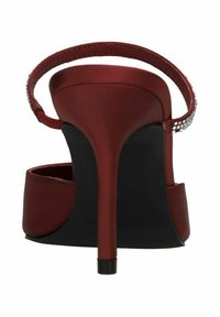 Sandal à talons hauts en satin rouge avec une fine lanière de cheville, dos ouvert et une semelle noire brillante. Des accents en cristal sont présents sur la lanière.