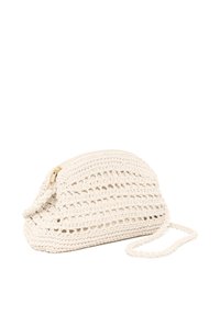 Borsa all'uncinetto color crema con chiusura a zip, caratterizzata da un motivo a tessitura aperta e una tracolla intrecciata. Superficie testurizzata con forma arrotondata.