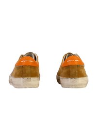 Zapatillas de ante marrón con acentos naranjas en el talón, suelas blancas y signos visibles de desgaste. Presentan la marca "NATURAL WORLD" en la parte trasera.