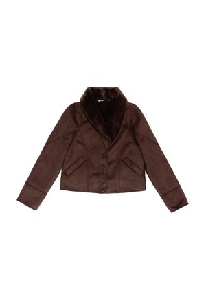 Chaqueta corta de ante sintético marrón con un cuello ancho, cuatro botones y dos bolsillos delanteros; presenta una textura suave y un diseño entallado.