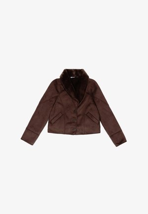 Brązowa kurtka typu cropped z ekoskóry z szerokim kołnierzem, czterema guzikami i dwoma przednimi kieszeniami; charakteryzuje się gładką fakturą i dopasowanym krojem.