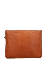 Bruine leren tablethoes met een gladde textuur, rechthoekige vorm en subtiele stiksel details langs de randen. Geen zichtbare hardware.