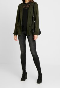ONLY Chaqueta fina - khaki