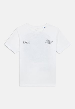 Wit T-shirt met korte mouwen, zwarte Aziatische karakters op de linkerborst en een kleine draakafbeelding met tekst op de rechterborst, effen achtergrond.