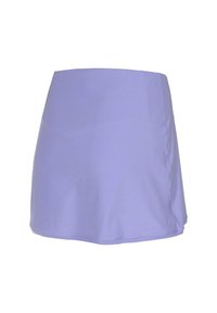 Falda de color morado claro hecha de un tejido suave, con un diseño sencillo, forma acampanada y dobladillo limpio sin patrones adicionales ni herrajes.