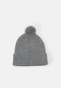 Pelēks adīts zeķes cepure ar ribotu faktūru, ar paceltu maliņu un pom-pomu augšpusē. Izgatavota no mīksta diega, piemērota vēsākiem laikapstākļiem.