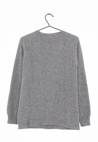 Šedý svetr s dlouhým rukávem a kulatým výstřihem, s žebrovanými manžetami a rovnými okraji. Vyroben z měkkého materiálu s texturovaným povrchem.