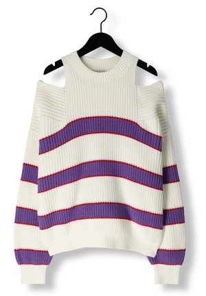 Gebreide trui met een witte basis, paarse en rode horizontale strepen, off-shoulder ontwerp, ribbeltextuur en brede mouwen. Hangt aan een zwarte haak.