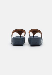 Marine sandaler med en glat tekstur, åben ryg og brede stropper. Sålen har en brun accent, der giver kontrast og komfort.
