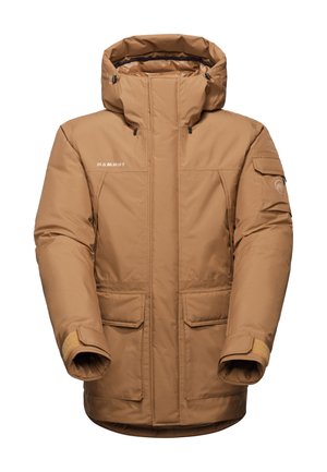 Giacca isolata marrone con colletto alto e cappuccio regolabile. Presenta due tasche frontali e polsini con velcro. Tessuto liscio e resistente.