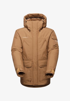 Giacca isolata marrone con colletto alto e cappuccio regolabile. Presenta due tasche frontali e polsini con velcro. Tessuto liscio e resistente.