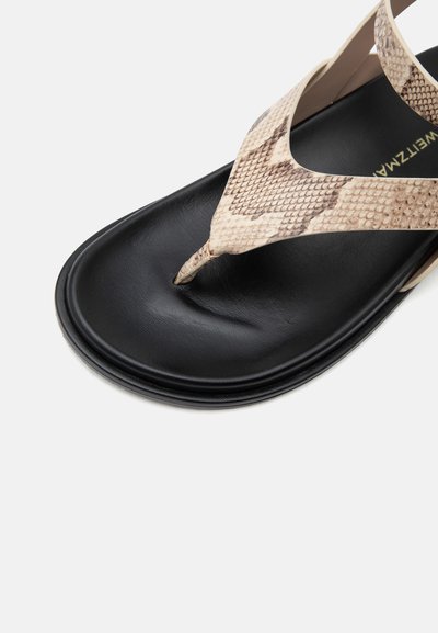 Sandale noire avec semelle rembourrée et bride d’orteil et de cheville beige à motif peau de serpent.