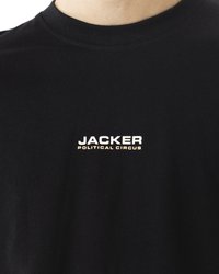 Juodas medvilninis marškinėlis su apvalia iškirpte, trumpomis rankovėmis ir priekyje esanti grafika baltais ir auksiniais raidėmis, skelbiančiomis "JACKER POLITICAL CIRCUS."