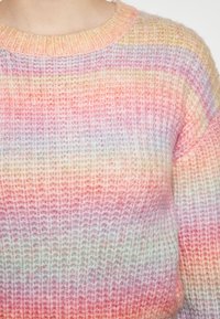 Strickpullover mit einem Farbverlauf aus Pastellfarben, darunter Pink, Lavendel und Mint, mit einem gerippten Rundhalsausschnitt und weicher Textur.
